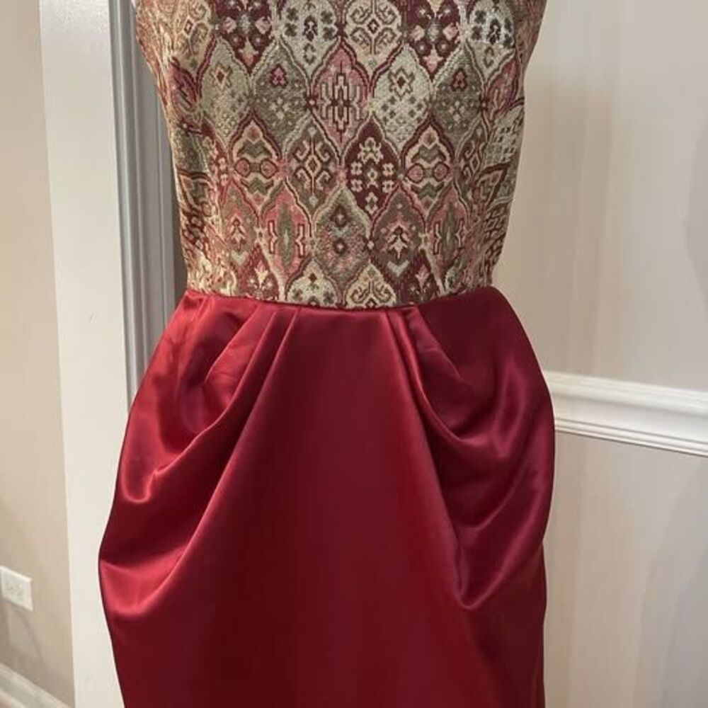 Women’s Burgundy Gold Geometric Satin Strapless Pleated Zip Formal Maxi Dress